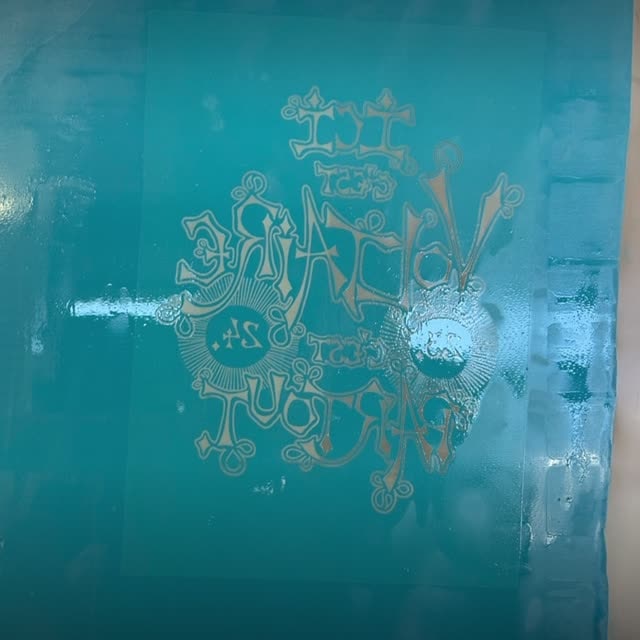 Écran de sérigraphie insolé avec le motif du sweat, prêt pour l’impression